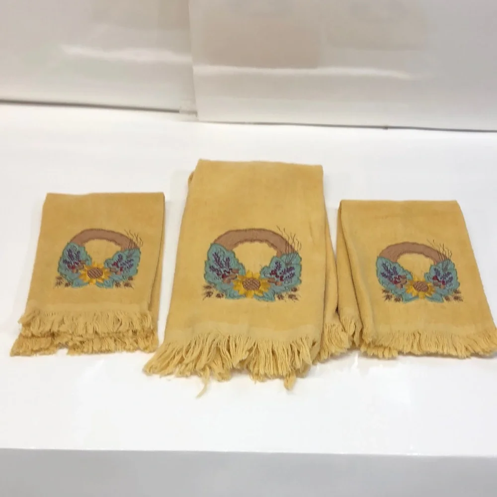 Cecil Saydah Company Hand & Fingertip Towels: Yellowish